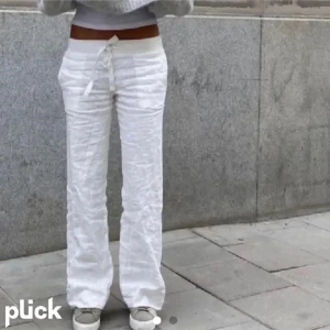 Alobha Label linnebyxor  - Snygga vita linnebyxor från alobha label med rak passform och knytband i midjan. Perfekta för en chill och avslappnad stil, passar grymt till sneakers eller sandaler. Lätta och luftiga, perfekta för varmare dagar.