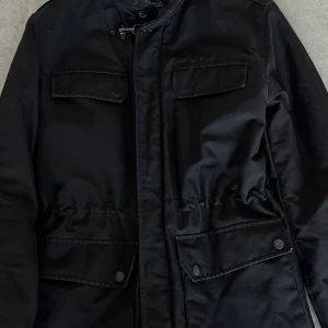 Svart parkajacka från Fay, storlek M - Svart vinterjacka i Medium, bra skick och bra passform, nypris på 8000 SEK. Otroligt lyxigt och bekvämt material.