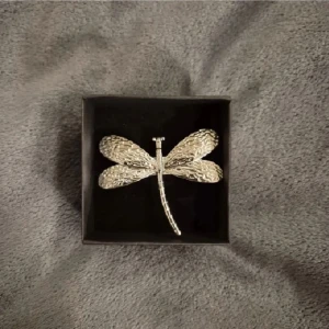 Trollslända ring silver  - GRATIS GÅVA MED VARGE ORDER!! Supertrendig stockholmsstil tjejer, ring silver. Vinter ring smycke. Gjord av stål, jag svarar och skickar alltid snabbt!