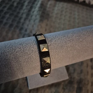 Valentino liknande armband  - GRATIS GÅVA MED VARGE ORDER!! Supertrendig stockholmsstil tjejer, armband nitar guld. Vinter ring smycke. Gjord av stål, jag svarar och skickar alltid snabbt!