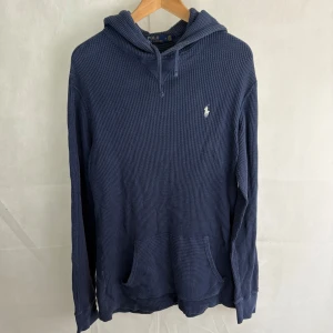 Ralph lauren hoodie  - Fint skick! Modellen är 185 och bär M