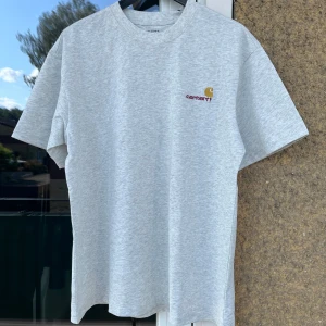 Carhartt T-shirt - Helt ny med lapparna kvar, storlek M. Perfekt till sommaren. Hör av dig vid frågor!☀️🤞