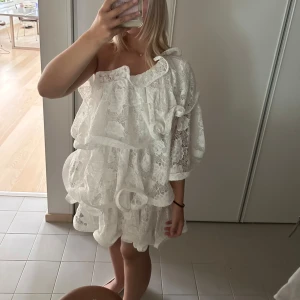 Lojsan klänning - Snygg klänning med volanger från NA-KD. Den är från Lojsan Wallins kollektion och nummera slutsåld. Den är i fint skick