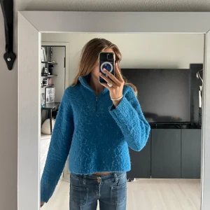 Stickad tröja - Blå stickad tröja med en liten Zipp Up kedja och hög krage. Knappt använd. Hör av dig om du har några frågor eller funderingar!🩷