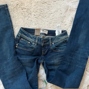 LTB bootcut jeans blå W26 L36 - Snygga jeans passar mig bra i längden som är 170 kolla bilder för mått. Prislapp finns kvar alltså aldrig använd endast testade!!! storlek 26-36 motsvarar alltså xs,s.💕💕