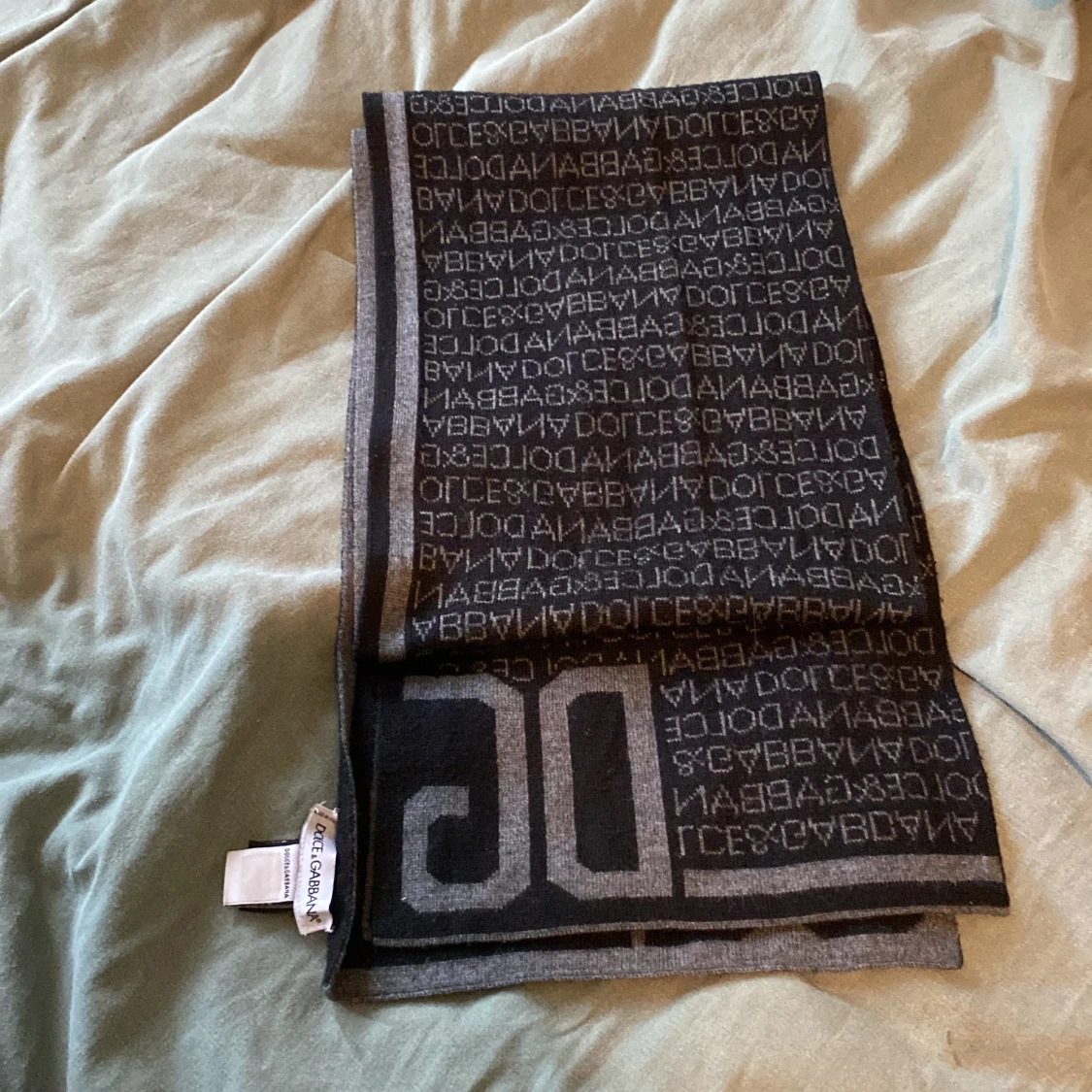 Dolce & Gabbana grå halsduk med logga