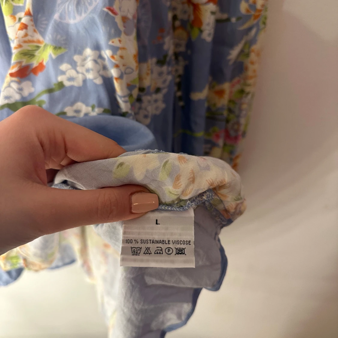 Blommig blå blus med vida ärmar - 2