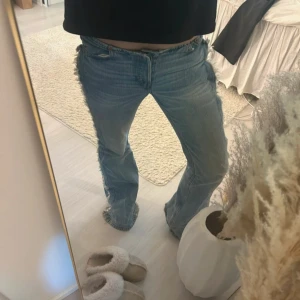 Blå bootcut jeans med fransade kanter - Supersnygga blåa jeans med fransar på sidorna!! Slitna på baksidan se sista bild, är för långa för mig som är 160, passar betydligt längre 😊
