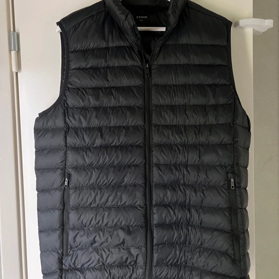 Svart dunväst från Everest