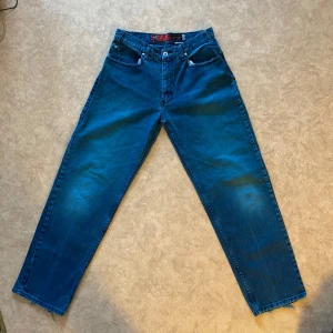VINTAGE Levis silvertab jeans denim - Riktigt vintage Levis silvertabs här, inte de nygjorda versionerna. Rejält tyg på dessa. Storleken är tydligen 33 men antar att det är en dam 33 eftersom jag har en likadan modell i samma storlek och den är betydligt pösigare. Dessa sitter perfekt på mig som är 183 cm och smal. En aning långa kanske. W33L34.
