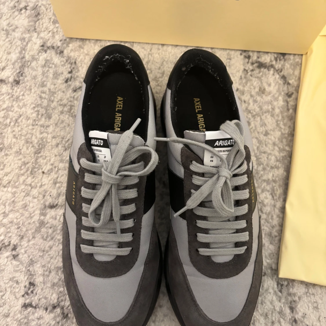 Grå sneakers från Axel Arigato - 1