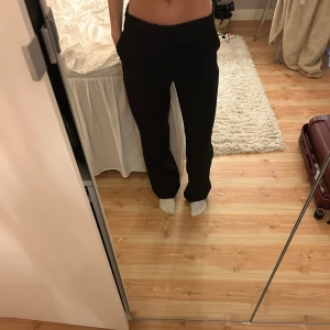 Kostymbyxor Ginatricot - Kostymbyxor från Ginatricot i storlek 36, jag är 172 cm