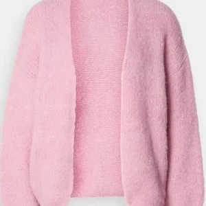 Ljusrosa stickad kofta - Supermjuk och fluffig ljusrosa stickad kofta med öppen front och avslappnad passform. Perfekt att slänga på sig över en t-shirt eller linne för en chill look. Långa ärmar och mysig känsla, passar perfekt när du vill vara både bekväm och snygg. ENDAST ANVÄND 3 GÅNGER!