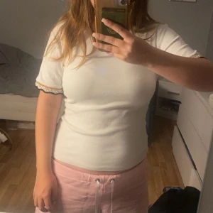 Tröja med snygga detaljer  - Still ren tröja från Zara som tyvärr inte kommer till användning längre. Kom privat vid fler bilder eller frågor !!priset diskuteras vid snabb affär!!