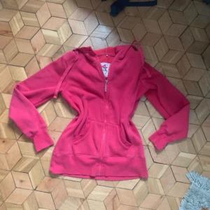 Rosa hoodie/kofta - Säljer en snygg rosa kofta från Forever Pink i storlek S men passar även M.