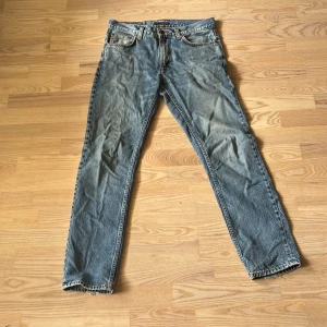 Nudie Jeans  - Nudie jeans ❕Säljer nu dessa super snygga Nudie Jeans med en väldigt fin färg🤩 Skicket på Jeansen är 9/10 - enda tecknet på användning är längst ner på jeansen som syns på bild 5🌟| Modellen är (Gritty Jackson) | Nypris är runt 1500kr |  Hos oss endast 550kr | För fler frågor eller bilder är det bara att kontakta mig📲| OBS❕kan gå ner i pris vid snabb affär💸| Ge gärna prisförslag!!! | kan gå ner i pris!!!
