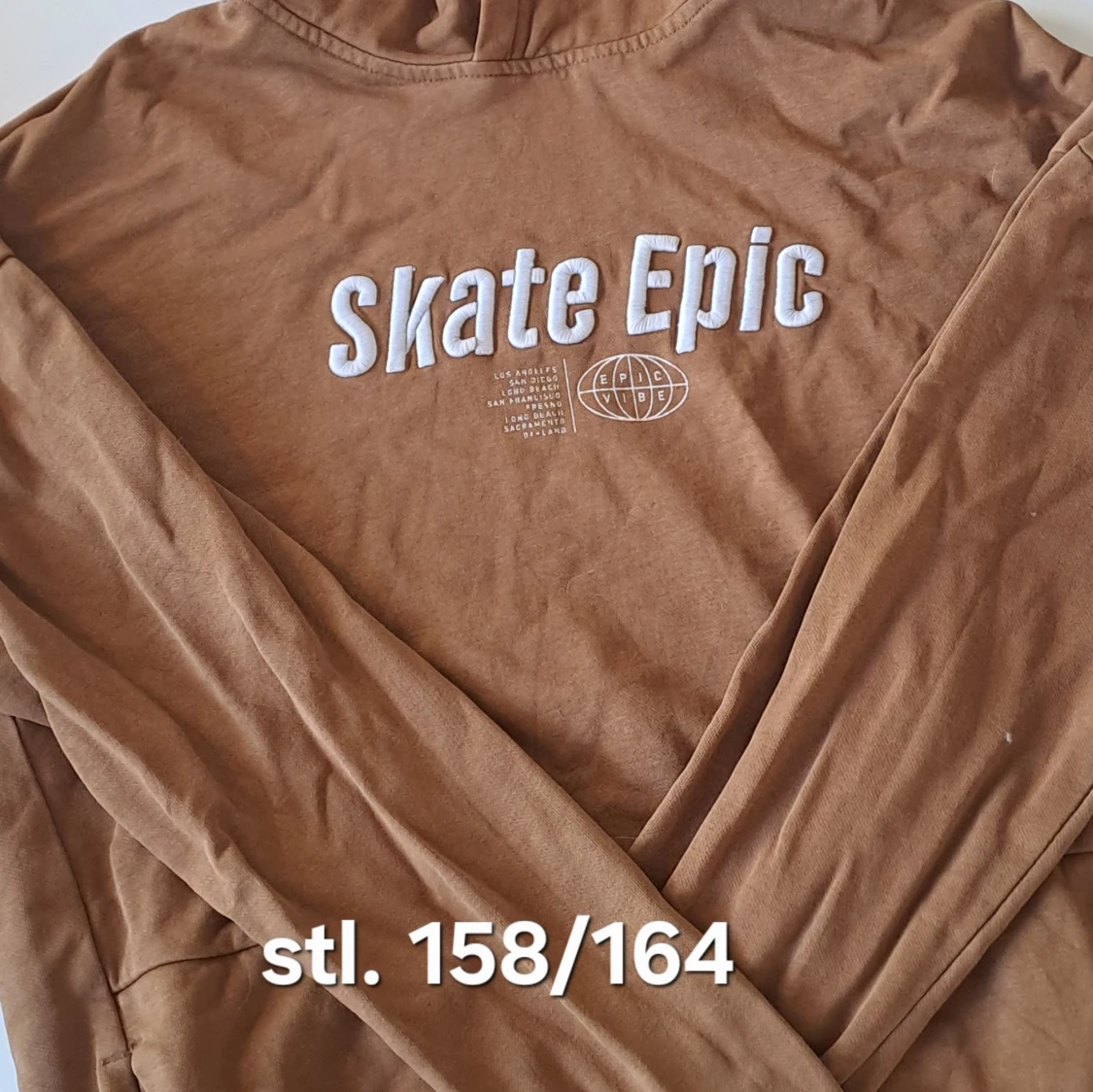 Brun hoodie med Skate Epic-tryck