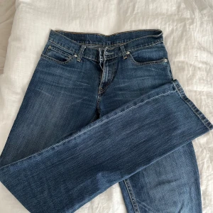 lågmidjade levi’s jeans - jätte bra material, fin passform, äkta levi’s jeans. Säljer pga rensning av garderob. passar xs o s