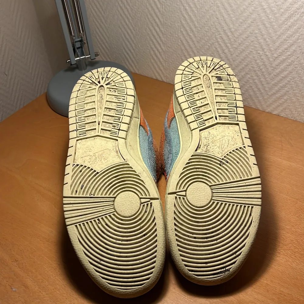 Säljer ett par Nike Dunk med en unik färgkombination av turkos och orange. Skorna är tillverkade i mocka och har en klassisk Nike-logga på sidan. De har turkosa detaljer och orange snörning som ger en cool kontrast. Lite använda men inte särskilt slitna.. Kengät.