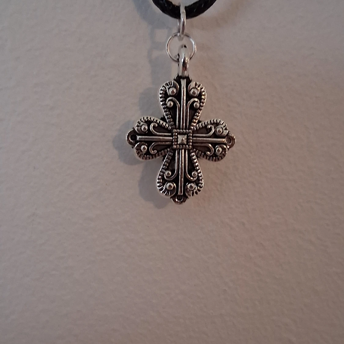 Silverfärgat korshalsband - 3