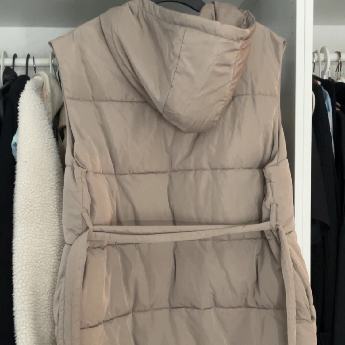 Beige dunväst med luva - 1