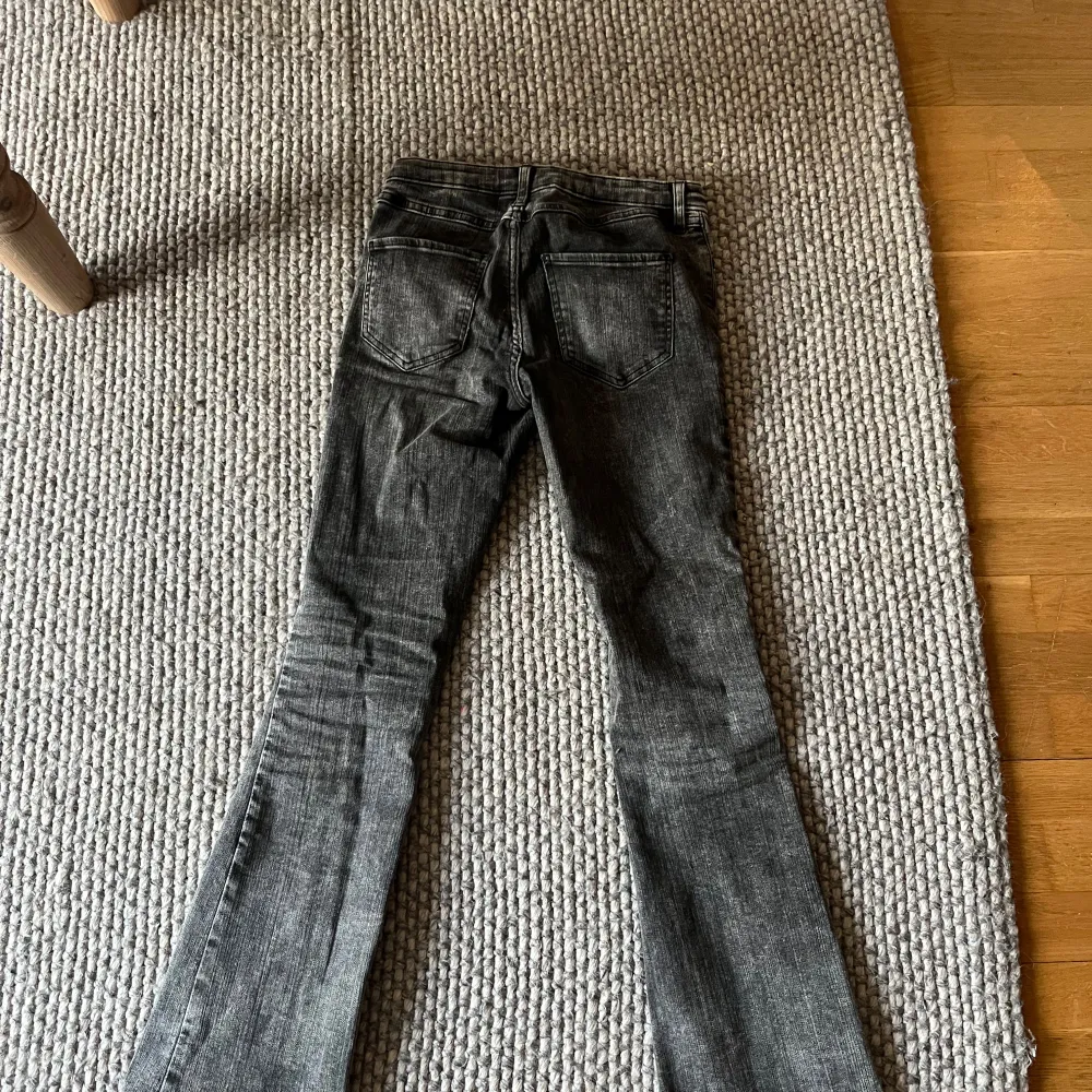 Mörk grå bootcut jeans från H&M str: 152. Superfina i mycket bra skick! Kan diskutera pris!!💕💕. Farkut & Housut.