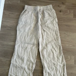 Linnebyxor  - Säljer mina linnebyxor ifrån ginas premium kollektion i 100% linne!💞 Knappt använda