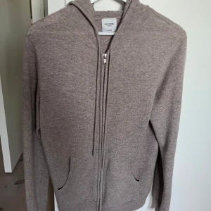 Kashmir zip John Henric  - Säljer denna sköna och snygga kashmir zipen. Nypris 2500. Mitt pris 1299. Obs, liten defekt, se bild 3. Kommer nynopprad.