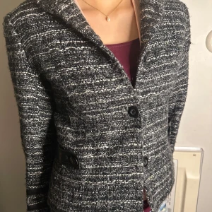 Vår jacka - Säljer denna snygga kavaj, köpt secend hand! Säljer då den tyvärr inte kommmer till användning❤️