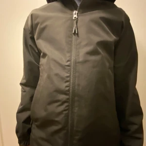 Regnjacka - Jag har haft min regnjacka i snart 1 år nu. Den är i jätte bra skick och säljes då jag har inte behov av den längre. Jackan är storlek 158-164. Priset kan sänkas vid snabbaffär!