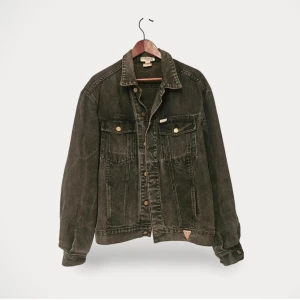 Vintage jeansjacka - "George Marciano for GUESS" - 90's vintage oversized Guess jeansjacka i fint använt skick.  Storlek: XL Material: Jeans Färg: Grå Nypris: ca 2000 SEK Använd, men utan anmärkning. Självklart äkta. Perfekt oversized jacka till våren.  Skickas alt hämtas I Gbg