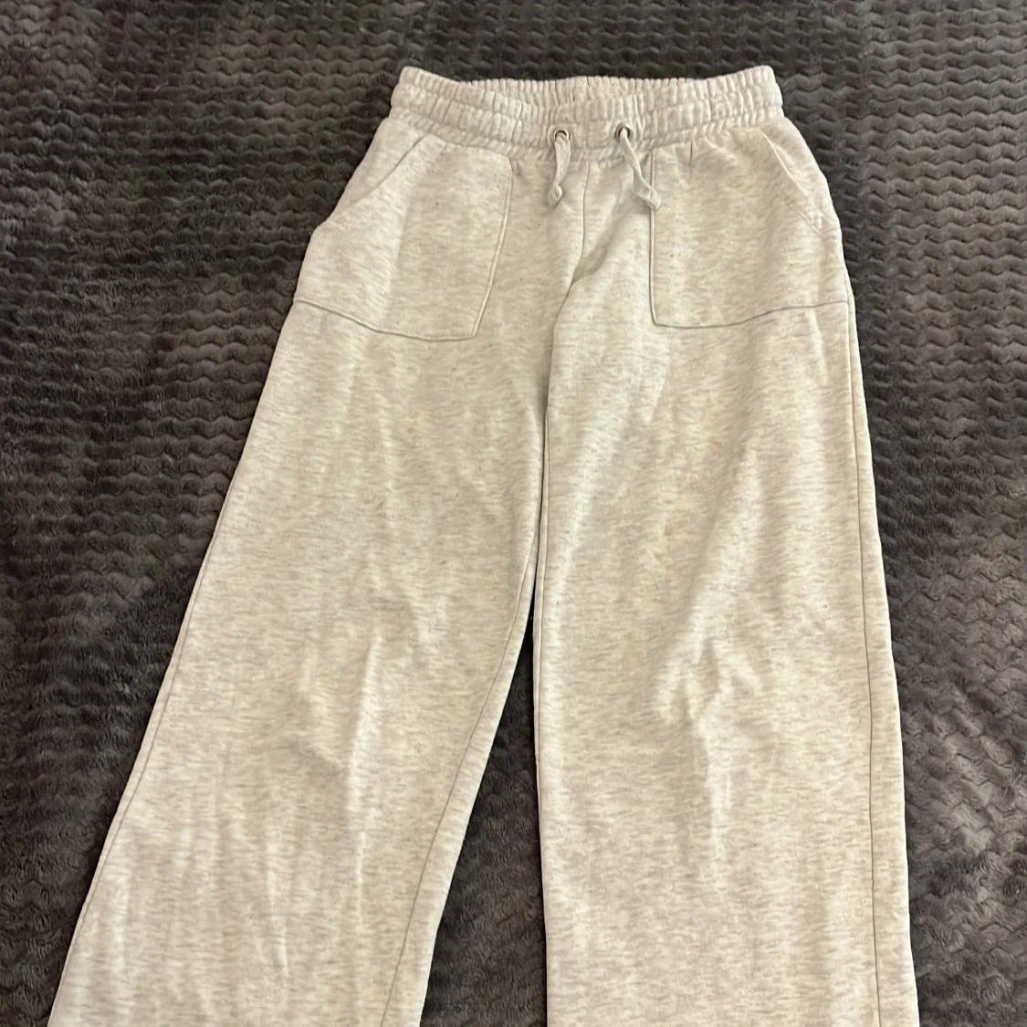 Grå mjukisbyxor från 157