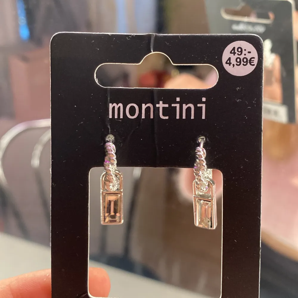 Snygga silverfärgade örhängen från Montini med en rektangulär hängande detalj. Perfekta för att ge en elegant touch till din outfit. Kommer i originalförpackning.pris kan absolut diskuteras 🤗och fler bilder 💕. Asusteet.