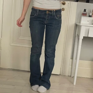 Blå jeans med bootcut - Vintage bootcutjeans med låg midja köpta i Madrid!
