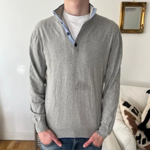 Massimo Dutti tröja  - Säljer en massimodutti tröja. Väldigt snygg och stilren. Fint skick förutom en vag fettfläck framtill som framgår på bilderna, denna bör gå bort av tvätt (med vanish tillexempel). Storlek M och modellen på bilden är 176cm. Köpt på Massimodutti för 999kr, köp för endast 249kr! 