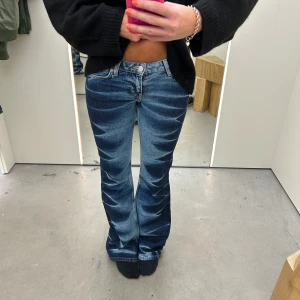 Coola jeans - Inteessekoll på dessa sjukt coola jeans från weekday. 26. Jag är 168. Oanvända 