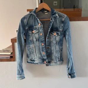 Jeansjacka - Säljer den här jeansjackan☀️xoxo