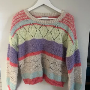 Flerfärgad stickad tröja från ONLY - Säljer en mysig stickad tröja från ONLY i storlek S. Tröjan är använd ett flertal gånger men är fortfarnde i fint skick. Vid fler frågor är det bara att höra av sig :)