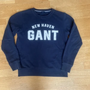 GANT sweatshirt - Säljer en riktigt fet gant tröja, den passar fint in i alla årstider och kan få en stilren touch på din stil, använd ett par fåtal gånger, pris är 349 men inte hugget i sten, skriv till mig för minsta lilla!