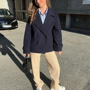 Mörkblå kappa! - Kappa ifrån Design by Si i stolen M/L! Är i bra skick💓💓💓💓