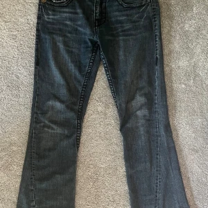 feta True Religion jeans - feta jeans från True Religion med dom klassiska bakfickorna, dock så är en av knapparna tyvärr borta. Dom är i bra skick och sitter bra. Jag är 188 och dom passar mig fint!