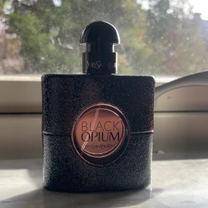 ysl black opium - helt ny ysl black opium parfym. aldrig använt. 50ml. nypris är runt 1100kr.💕