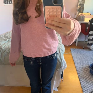 Jätte gullig Rosa stickad tröja från ONLY. Knappt använd pris kan diskuteras! - Säljer en söt rosa stickad tröja från ONLY. Tröjan har långa ärmar och en bekväm passform med ribbade muddar vid ärmslut och nederkant. Perfekt för kyligare dagar! 💖