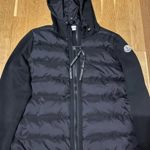 Svart dunjacka från Moncler - Helt ny och oandvänd moncler jacka. DÄREMOT ej äkt. Storlek S och passar alla. Qr koden funkar också