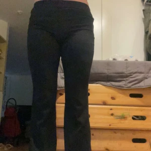 svarta byxor - utsvängda svarta stretchiga sköna byxor lite noppriga 