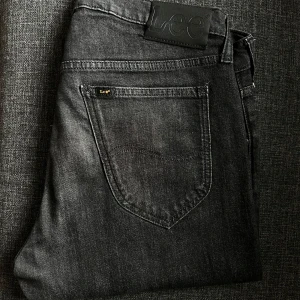 Lee jeans - Svart/gråa jeans från Lee. Använda några gånger, i mycket bra skick. Strl W34/L30.
