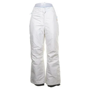 Vita täckbyxor från TCM - Snygga vita täckbyxor från TCM, perfekta för vintern. Byxorna är tillverkade i 100% polyester och har en bekväm passform. De har en hög midja och en rak stil som ger ett klassiskt utseende. Perfekta för kalla dagar i snön. Strl 40/42