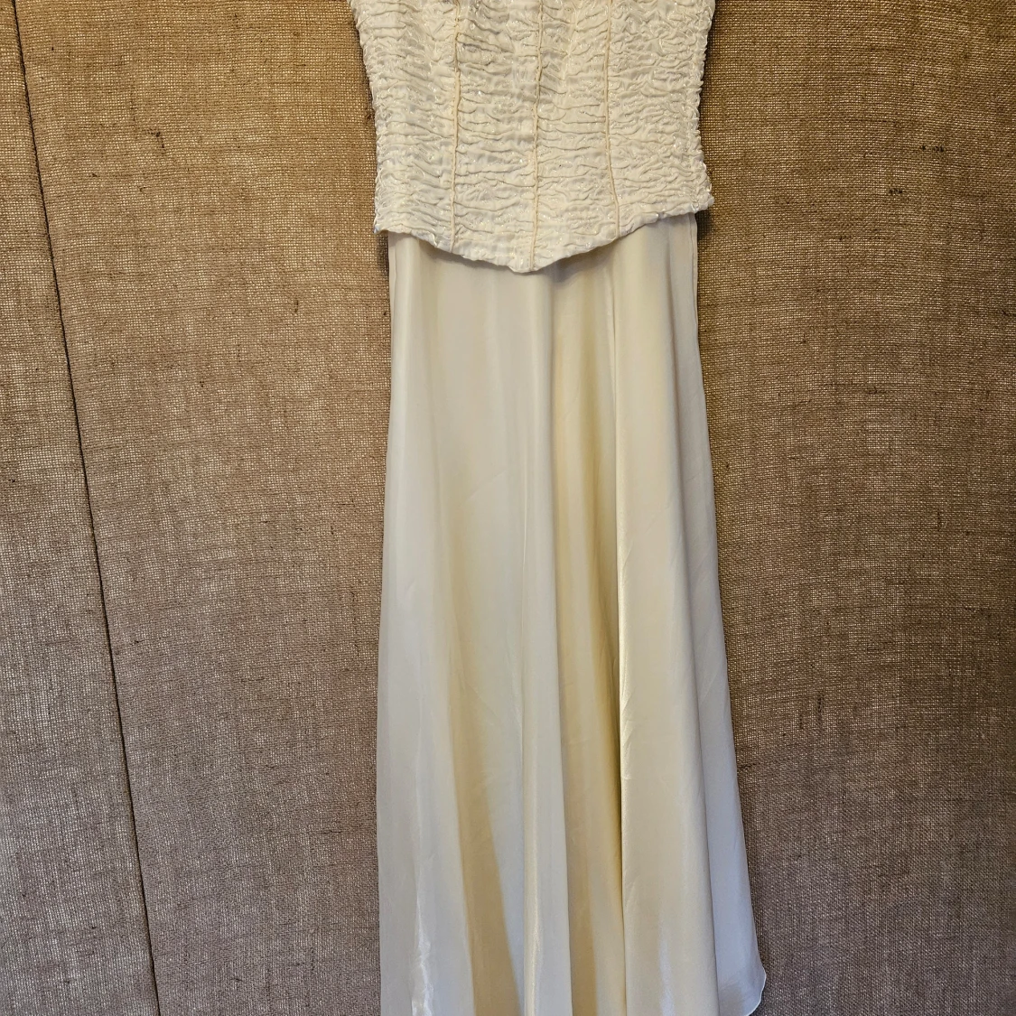 Vit långklänning med rynkad topp