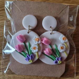 Handgjorda örhängen med tulpaner  - Handgjorda örhängen av polymerlera. Storlek 5cm långa 3,5cm breda. De är väldigt lätta. 