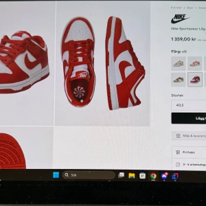 Nike Dunk sneakers i rött och vitt - Snygga Nike Dunk sneakers i en fräsch kombination av rött och vitt. Skorna har en klassisk design med snörning och en bekväm passform. Perfekta för att ge din outfit en sportig touch.